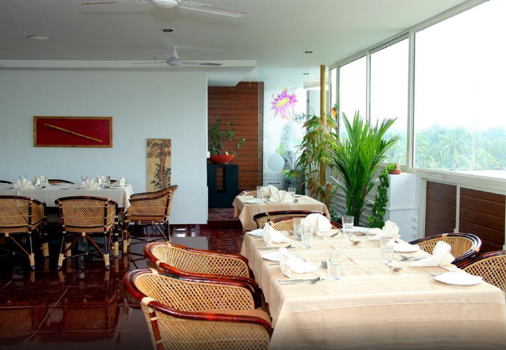 Aquarock Hotel Kazhakuttam Exterior photo