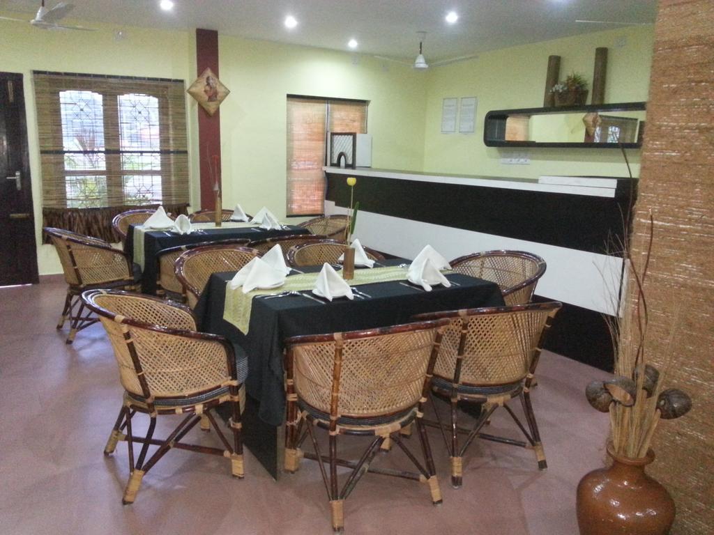 Aquarock Hotel Kazhakuttam Exterior photo