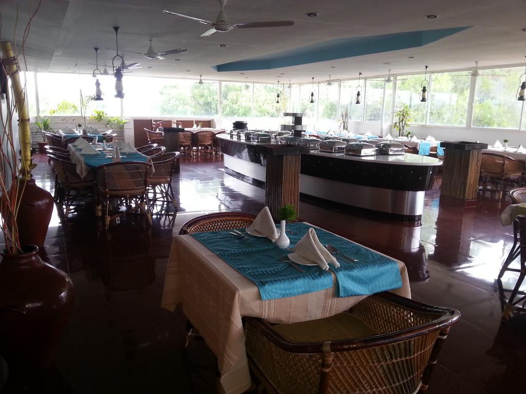 Aquarock Hotel Kazhakuttam Exterior photo