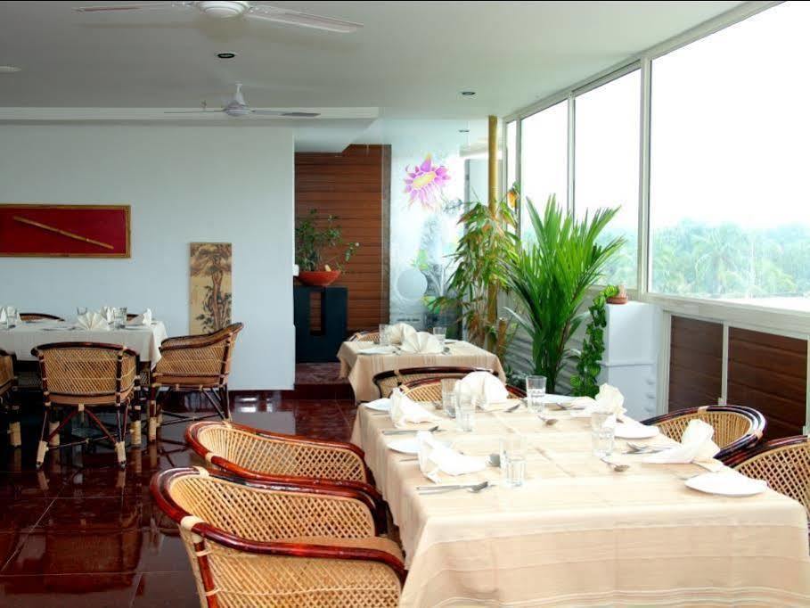 Aquarock Hotel Kazhakuttam Exterior photo